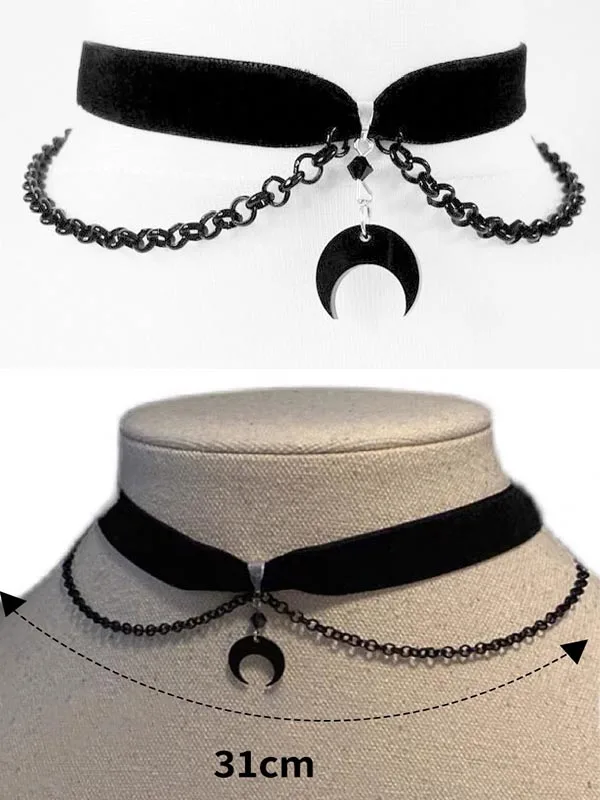 czarny choker z metalowym łańcuszkiem i wisiorkiem w księżyc