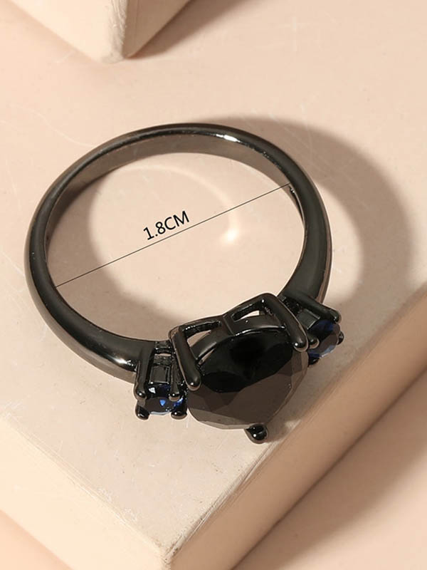 Czarny pierścionek z cyrkoniami