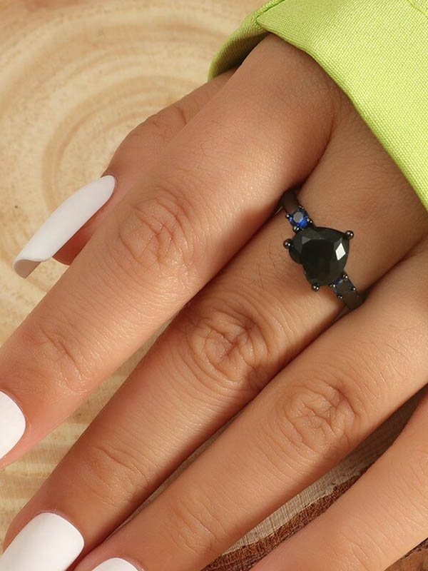 Czarny pierścionek z cyrkoniami