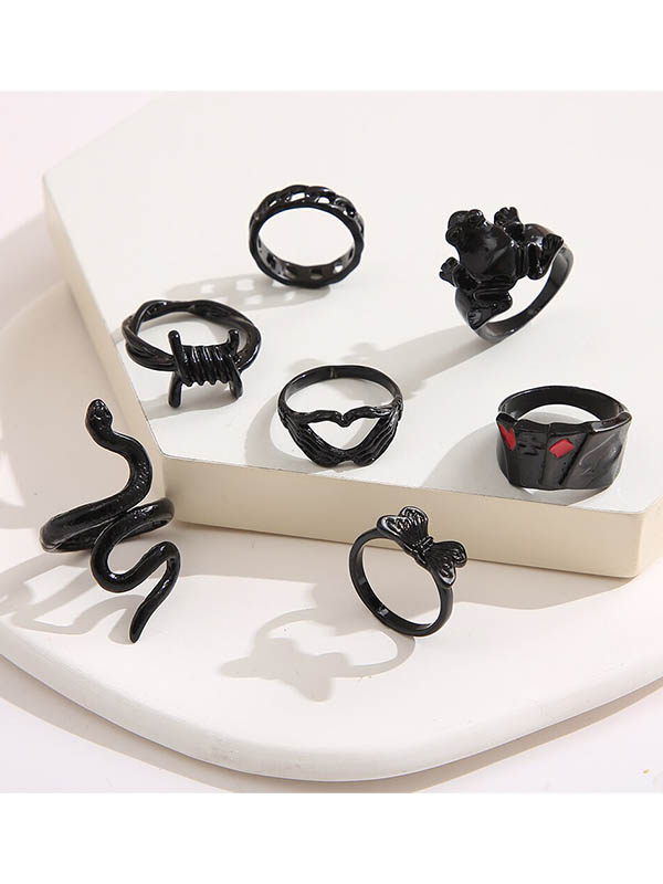 zestaw czarnych pierścionków