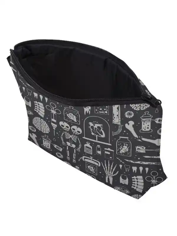 Oto nasza niezwykła kosmetyczka we wzorze meksykańskiej czaszki - niezwykły hit dla każdej kobiety, która kocha kosmetyki i pragnie przechowywać je w stylowy sposób! Ta kosmetyczka to nie tylko praktyczne rozwiązanie na codzienne potrzeby, ale także wyraz twojego osobistego stylu i indywidualności. Jej wzór inspirowany meksykańską kulturą jest pełen kolorów i pozytywnej energii, co sprawia, że każdy dzień staje się trochę bardziej radosny. Nasza kosmetyczka jest niezwykle pojemna, co sprawia, że pomieścisz w niej wszystkie swoje ulubione kosmetyki, zarówno te codzienne, jak i te, które rezerwujesz na wyjątkowe okazje. Zaprojektowana z myślą o praktyczności, ma wiele kieszeni i przegródek, dzięki którym utrzymasz swoje kosmetyki w porządku i łatwo znajdziesz to, czego potrzebujesz. Nie tylko jest to doskonałe rozwiązanie na własne potrzeby, ale również doskonały pomysł na prezent dla bliskiej osoby. Nasza kosmetyczka we wzorze meksykańskiej czaszki to połączenie funkcjonalności, stylu i radości, której nie możesz się oprzeć. Daj sobie odrobinę luksusu i dodaj trochę koloru do swojej codzienności dzięki naszej niezwykłej kosmetyczce!