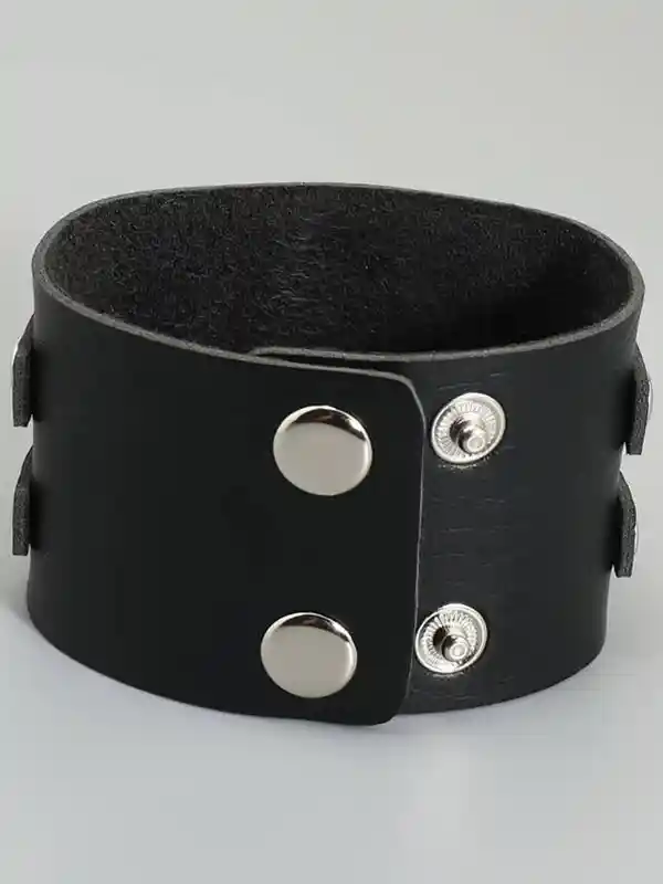 opaska skórzana na rękę z ozdobnymi nitami i kółkami