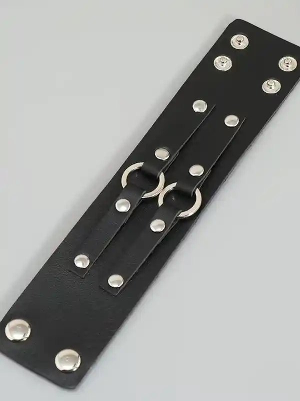 opaska skórzana na rękę z ozdobnymi nitami i kółkami